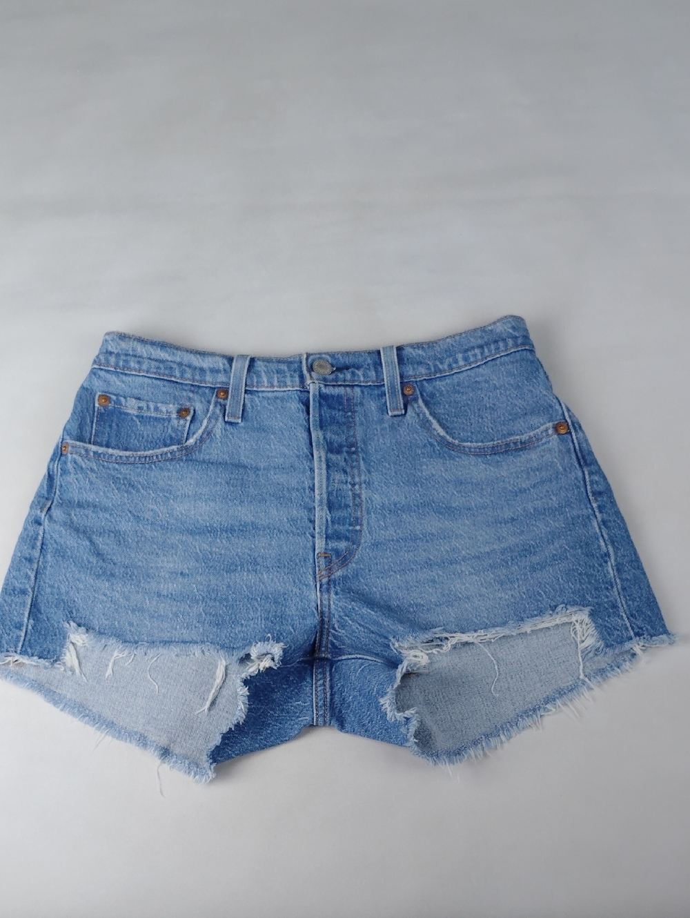Levi's Women's Denim Shorts. - Picture 1 of 15